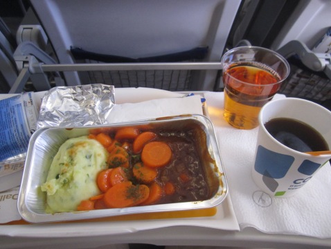 Almoço quente servido a bordo na Lufthansa